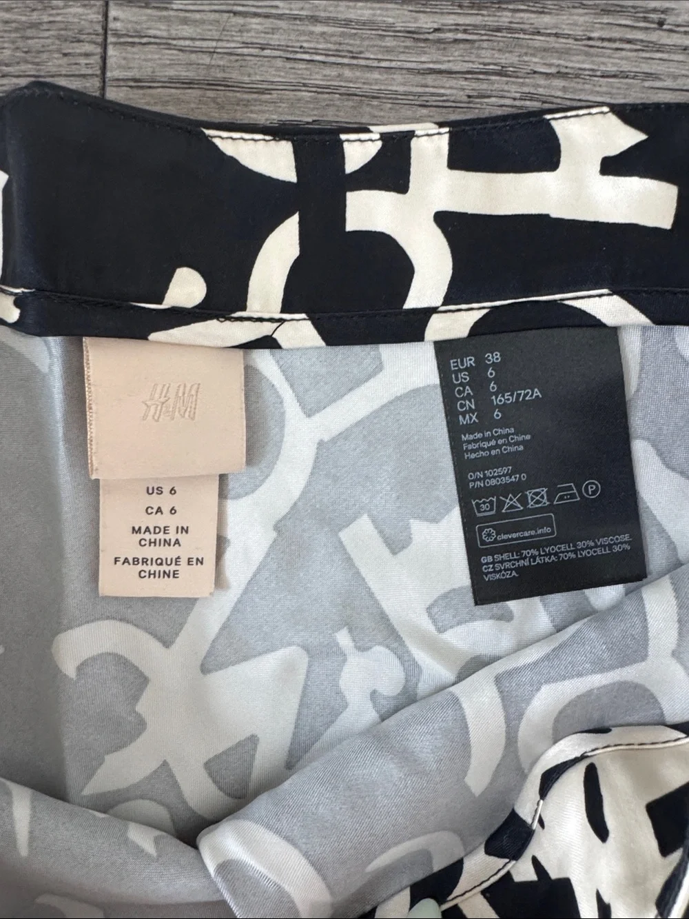 🌼H&M🌼 Black and White Graphic A-Line Matte Satin Skirt, Size 6